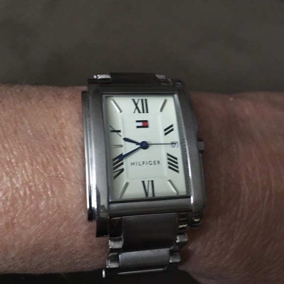 Vintage Tommy Hilfiger Rectangular Watch, Working, New Battery - Picture 5 of 5
